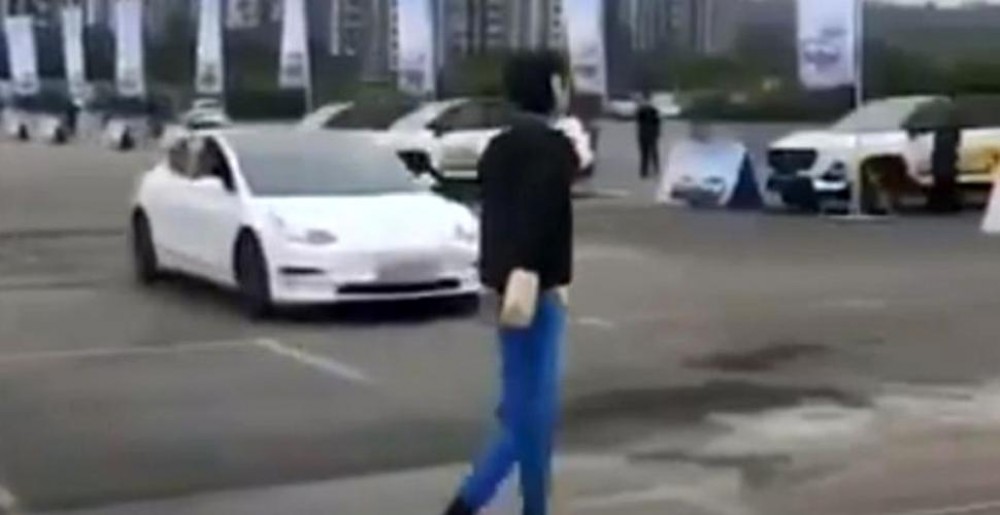 Momentul când o Tesla Model 3 ignoră un „pieton” și îl calcă pe trecere
